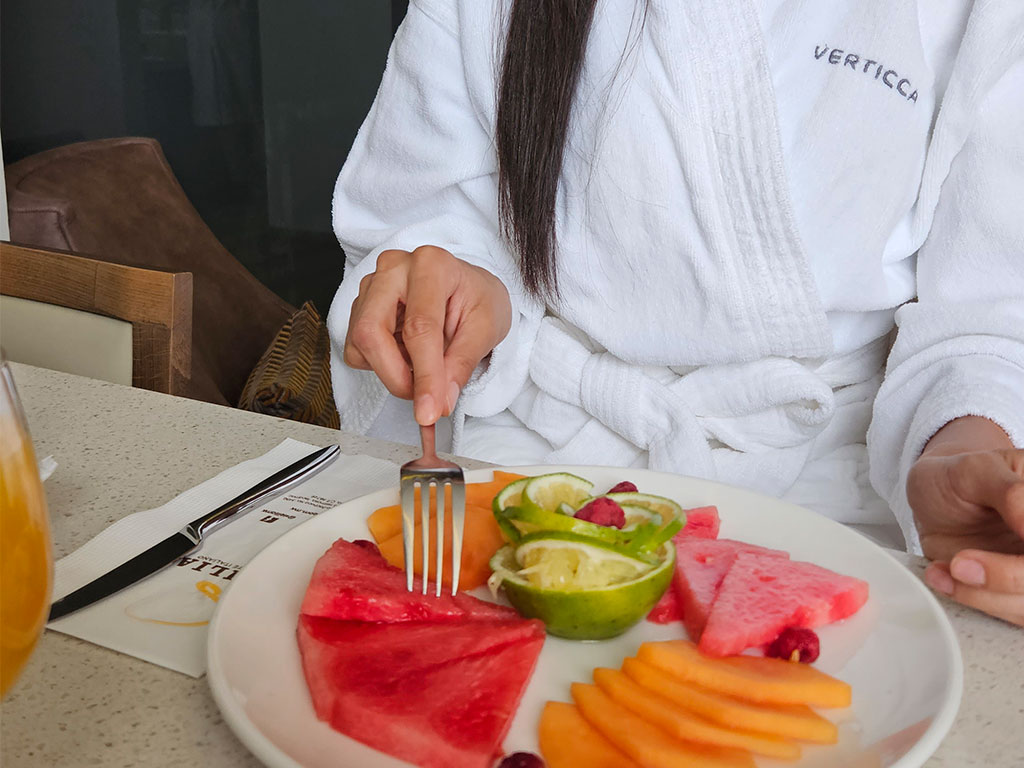 Fotografía en habitación de Hotel Verticca con modelos, 2023
